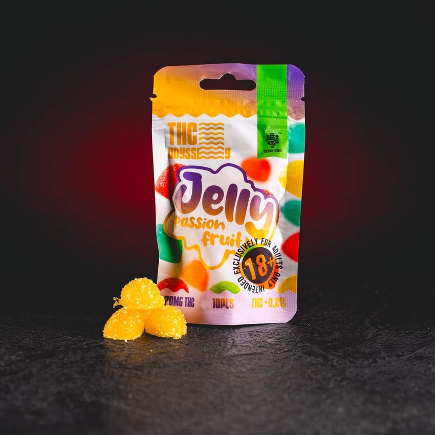 Premium Fruchtgelee TH Odyssey Jelly 70mg von Kratom Welt – Sammlerprodukt mit 10 Geleestücken, jeweils 7 mg TH-Cannabinoid, insgesamt 70 mg pro Packung. Hergestellt aus hochwertigen Zutaten, mit zarter Textur und einfacher Dosierung, entspricht den gesetzlichen Anforderungen der Europäischen Union mit einem Gehalt unter 0,2 %, wodurch es ein sicheres und legales Sammlerstück ist, das für seine entspannenden, harmonisierenden und stressreduzierenden Effekte geschätzt wird.