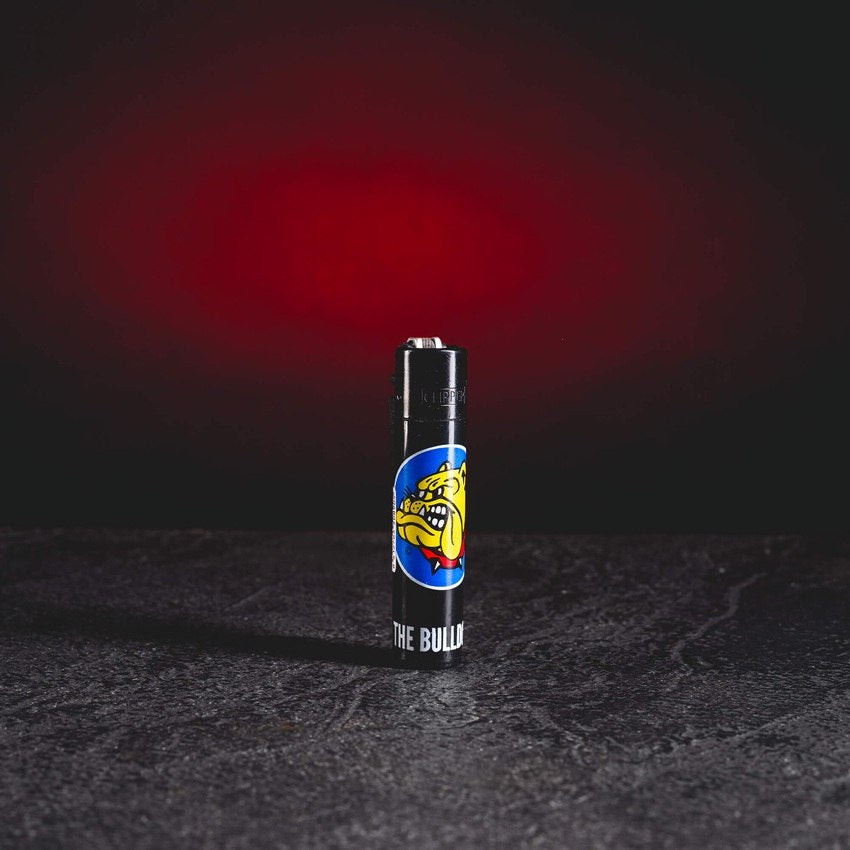 kratom world bulldog feuerzeug clipper lighter kratomworld verkauf The Bulldog Clipper Feuerzeug – originales schwarzes Clipper Feuerzeug mit dem ikonischen The Bulldog Logo, hochwertiges und zuverlässiges Accessoire für Raucher