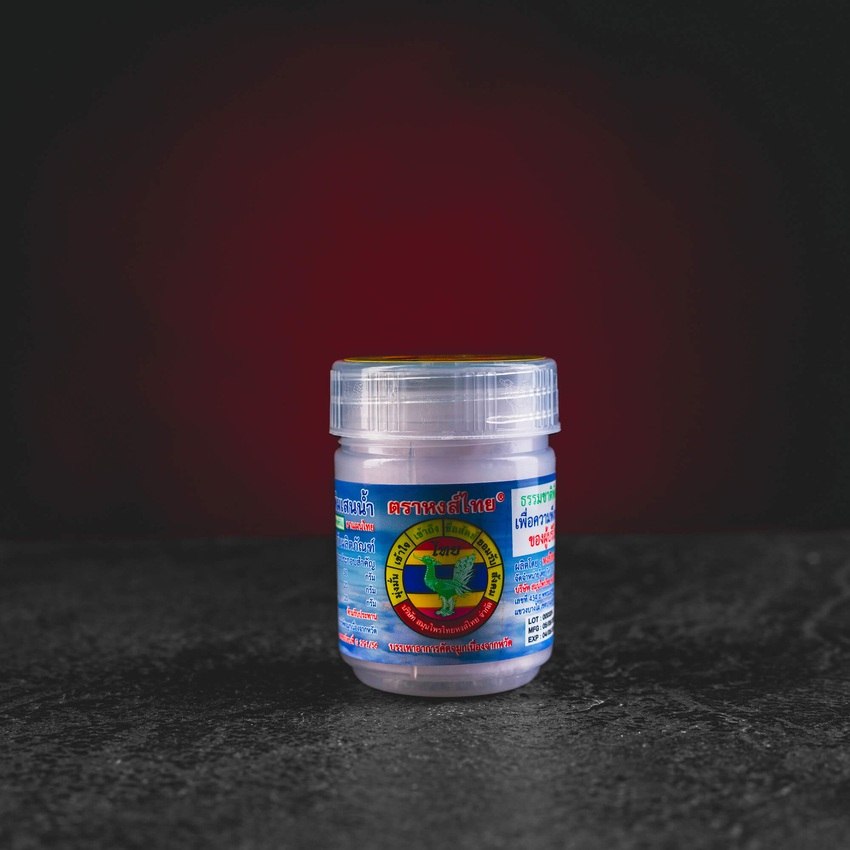 HongThai White thailändischer Kräuterinhalator – mildere Menthol-Formel mit Kampfer und Borneol. Erfrischend und kühlend, ideal für empfindlichere Personen. Hilft bei Schwindel, Übelkeit, Stress und leichter Nasenverstopfung milder menthol formula with camphor and borneol. Provides a fresh, cooling effect, ideal for sensitive users. Helps with nasal congestion, dizziness, nausea and stress  fórmula más suave con alto contenido de mentol, alcanfor y borneol. Efecto refrescante y ligero, ideal para personas 